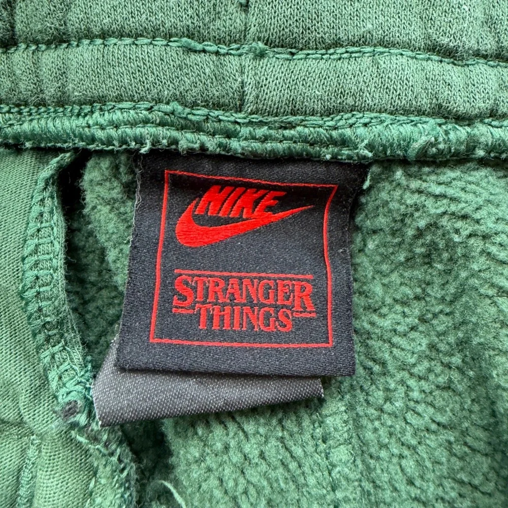 Nike x Stranger Things Hawkins High Phys Ed Sweatpants Green Mens M CQ3656-323